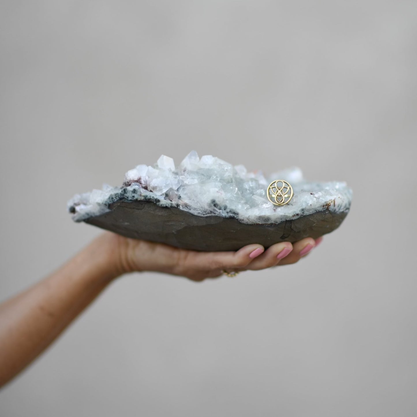 DIAMOND LIGHT CRYSTAL YONI EGG: GAIA EMERALD GREEN STONE It helps us activating our creativity and artistic expression. Walking the path of beauty from the heart and creating through joy and love is really the core energy in this stone.