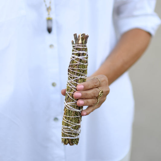 CEDAR INCENSE helps to free oneself from emotional pain, stagnation and energy stored in your hips and root chakra. It gives you support, balance and self awareness.
