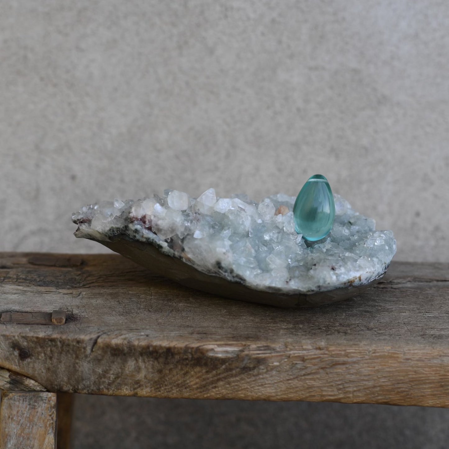 DIAMOND LIGHT CRYSTAL YONI EGG: GAIA EMERALD GREEN STONE It helps us activating our creativity and artistic expression. Walking the path of beauty from the heart and creating through joy and love is really the core energy in this stone.