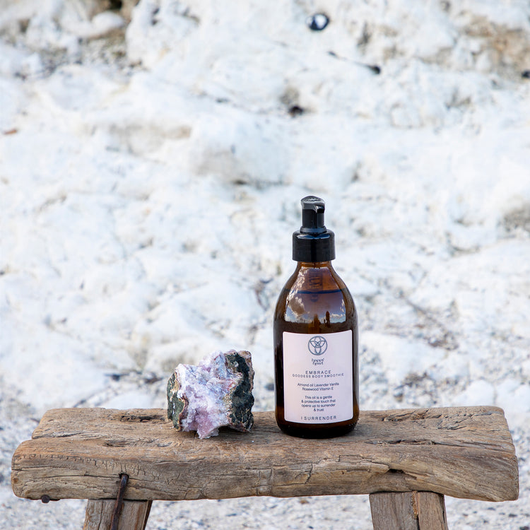 EMBRACE GODDESS BODY SMOOTHIE feels like a silky soft duvet that can create the ultimate wellness experience for your body and mind. It is so rich in antioxidants and vitamins that your skin will be left nourished, firm, soft, shiny, and revived.